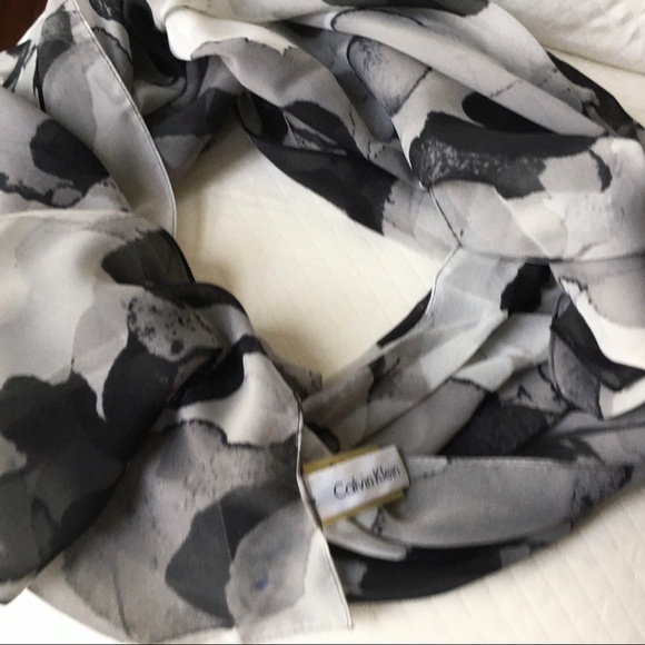 Calvin Klein scarf - Picture 2 of 8